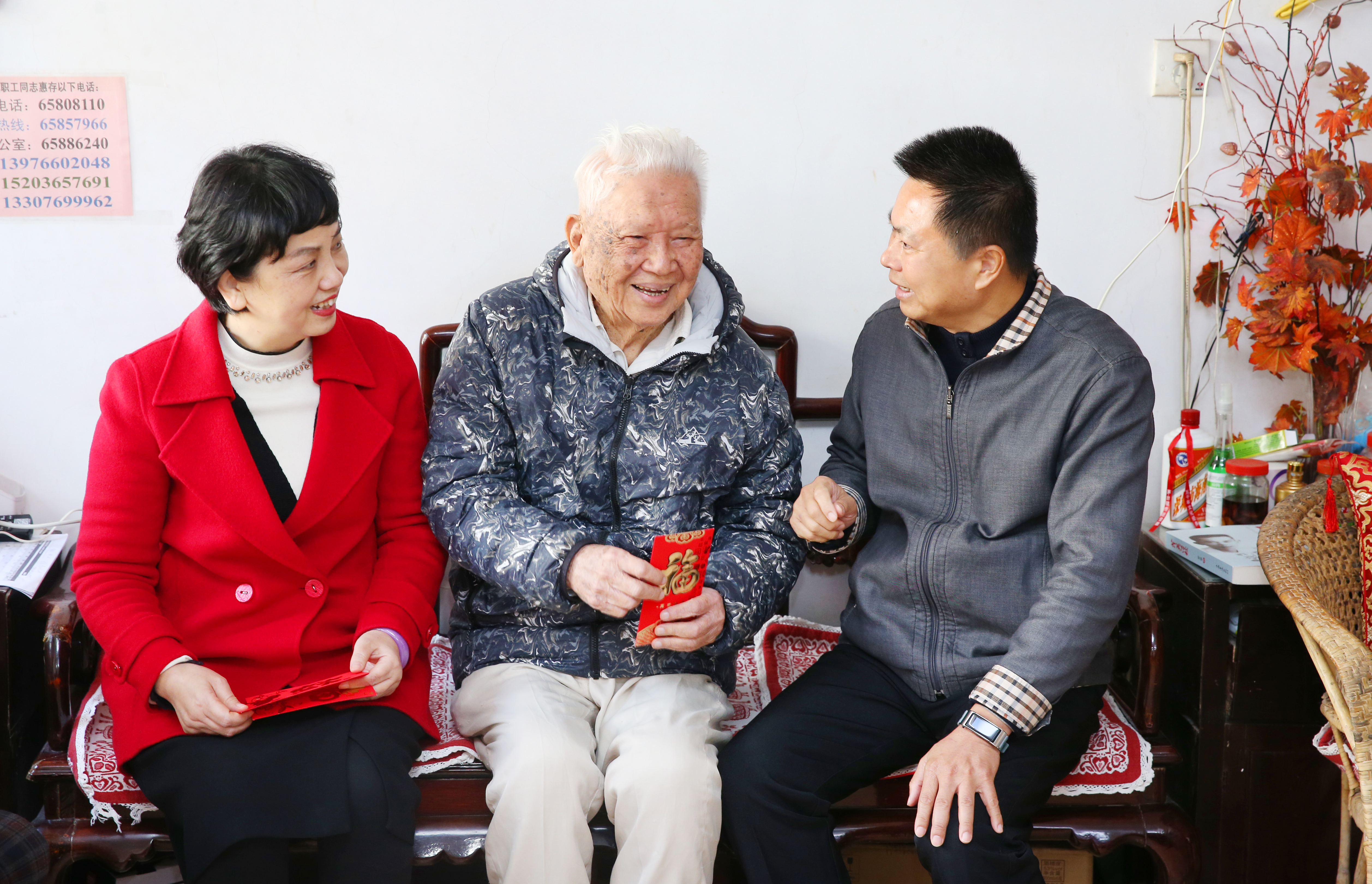 李文李红梅慰问我校老干部王辉丰、李光邦