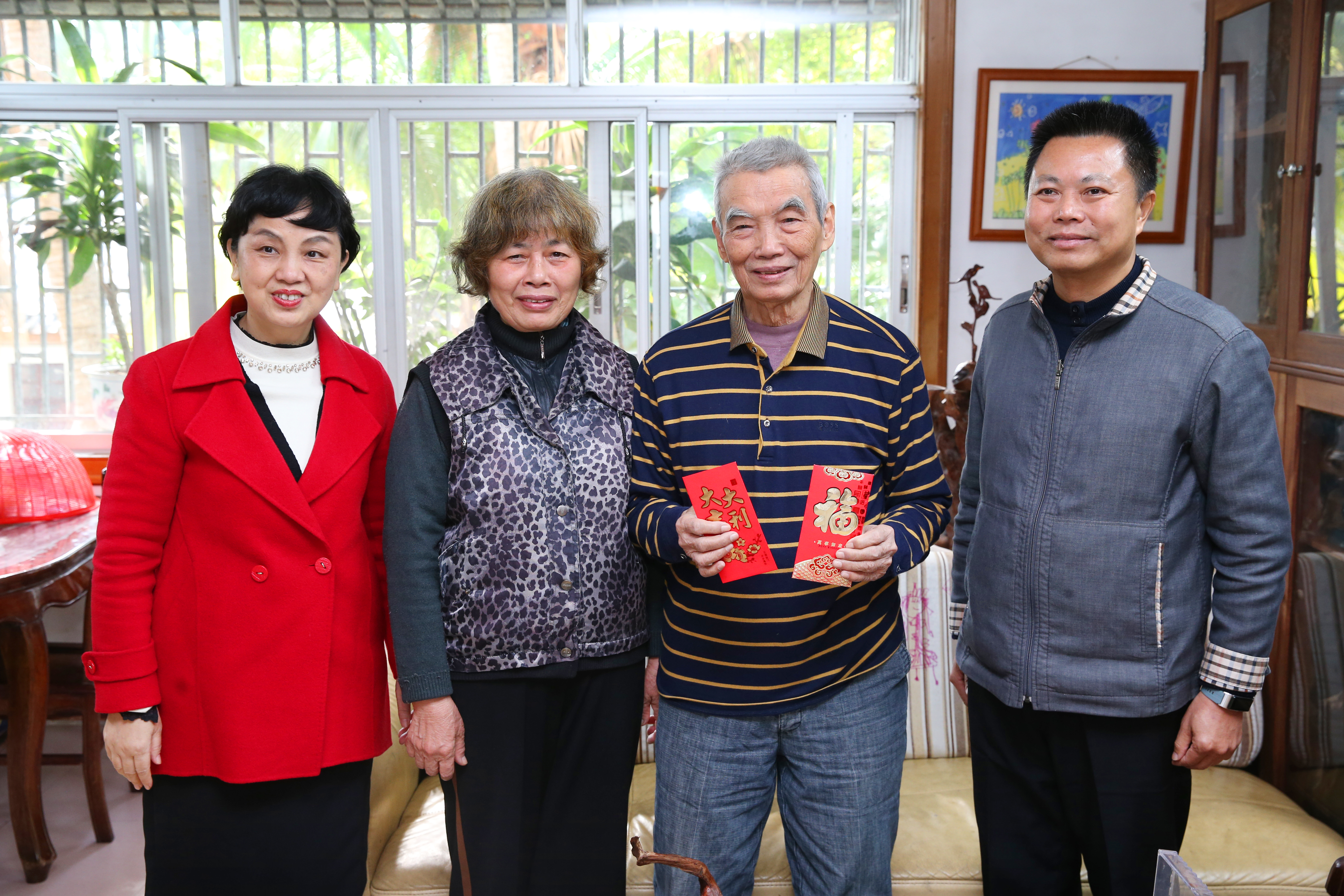 李文李红梅慰问我校老干部王辉丰、李光邦