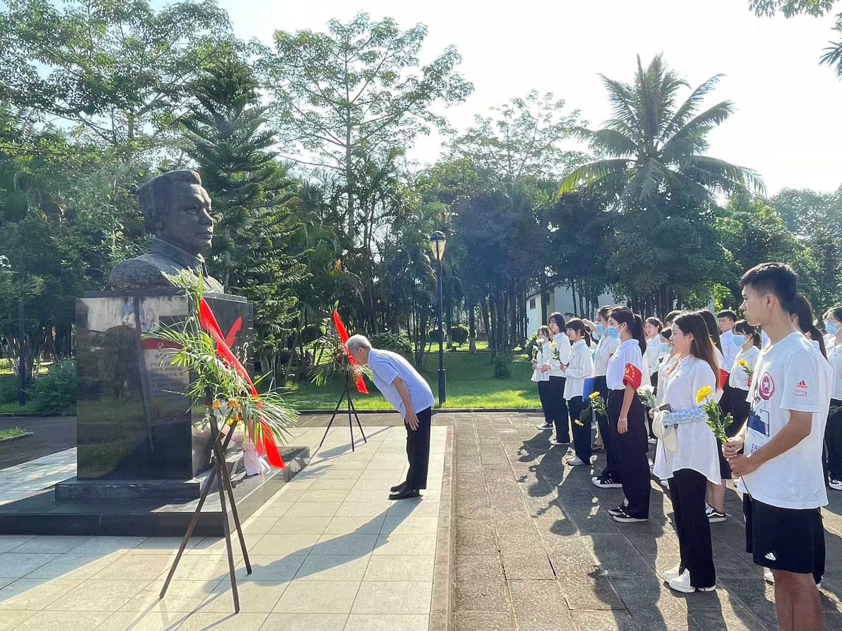 我校组织师生开展烈士纪念日活动