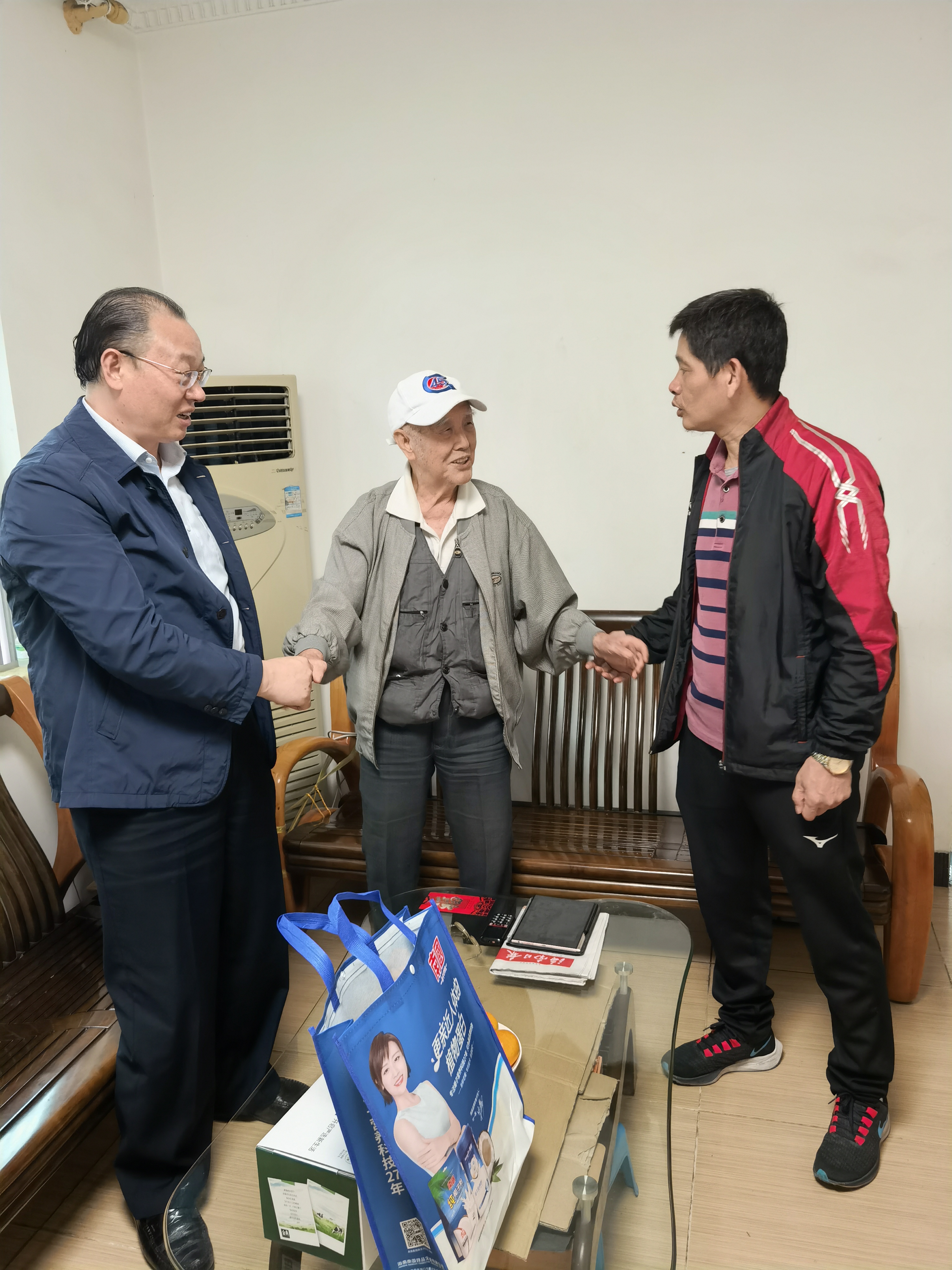 校领导走访慰问离退休教职工代表