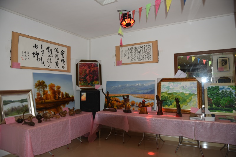 我校举办离退休教职工迎“七一”文艺演出及书画展