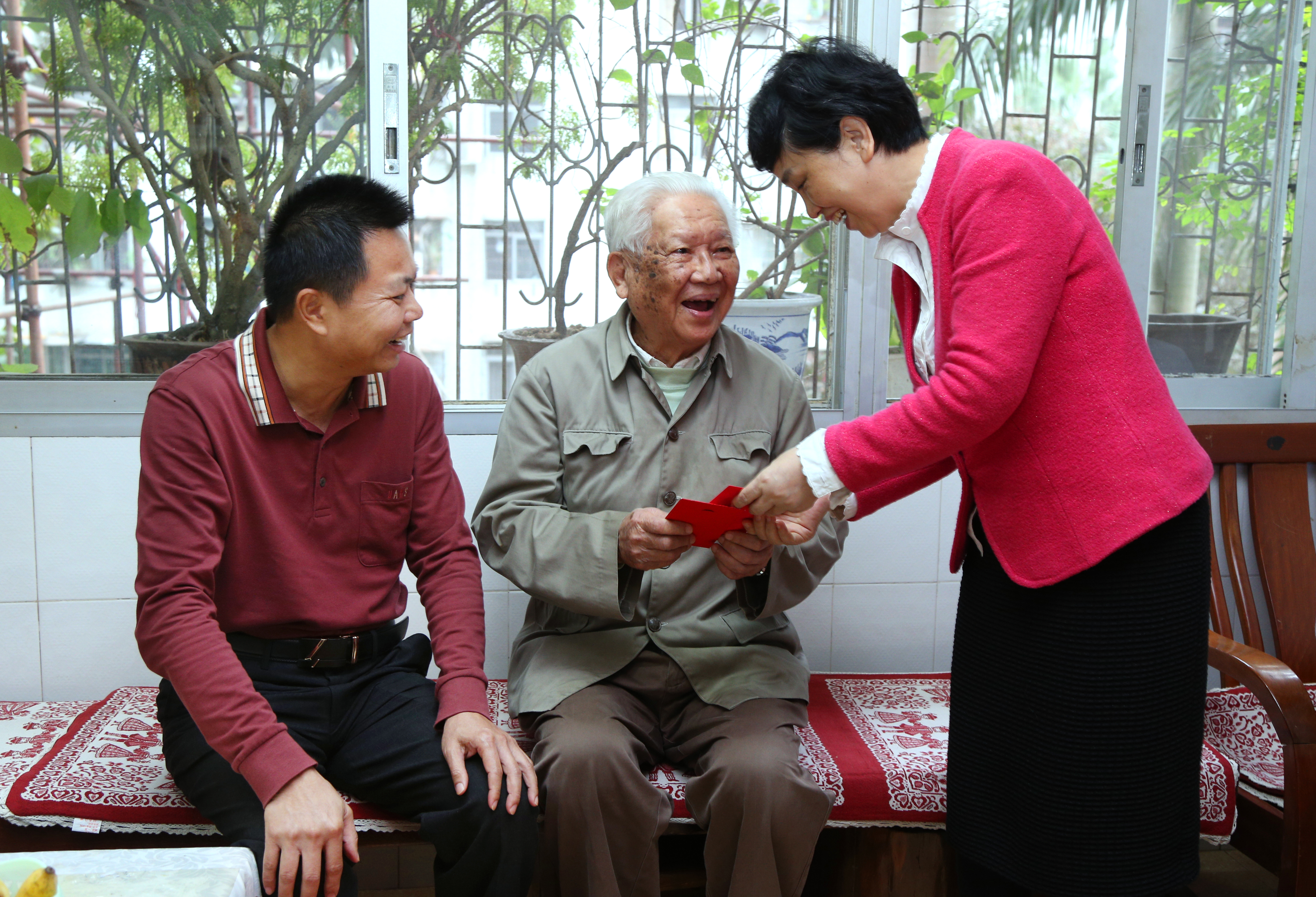 省委老干部局李文副局长看望慰问我校离休老干部李光邦同志