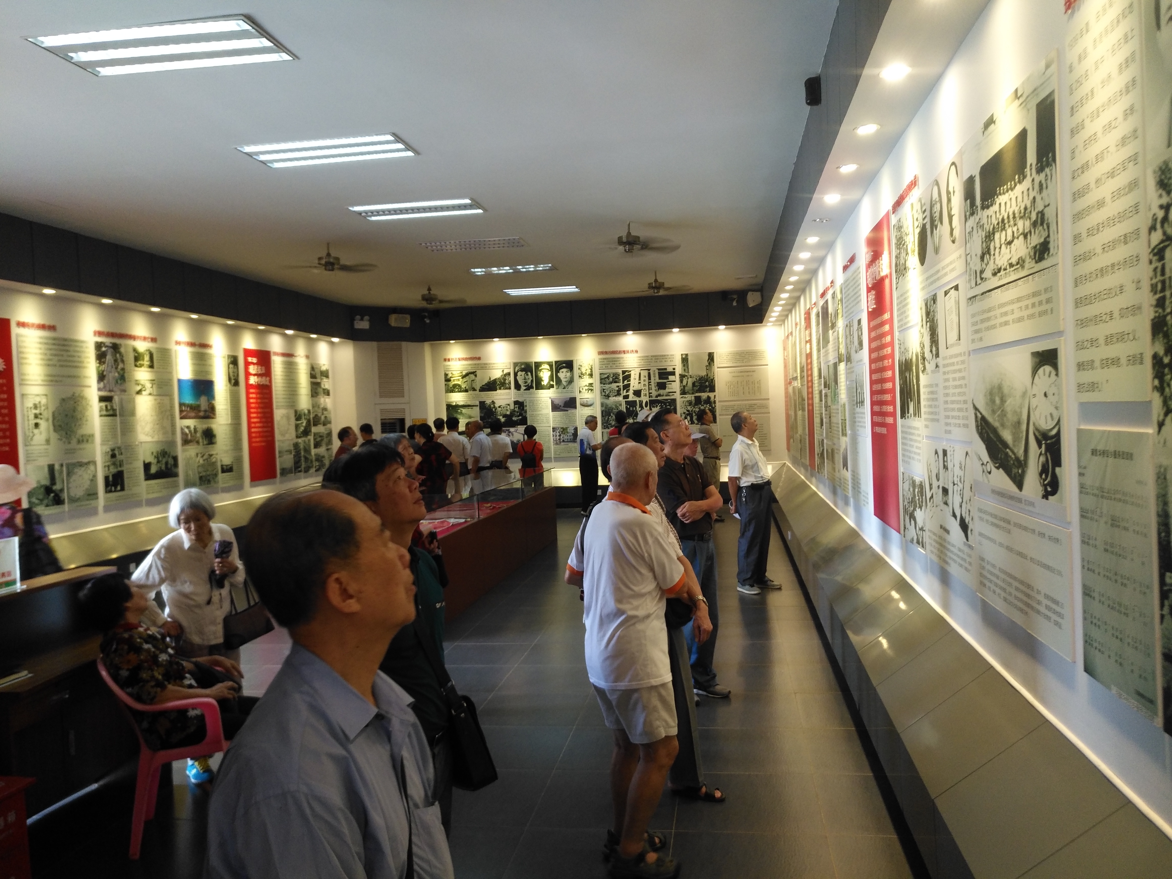 我校开展离退休党员“不忘初心跟党走”主题党日活动
