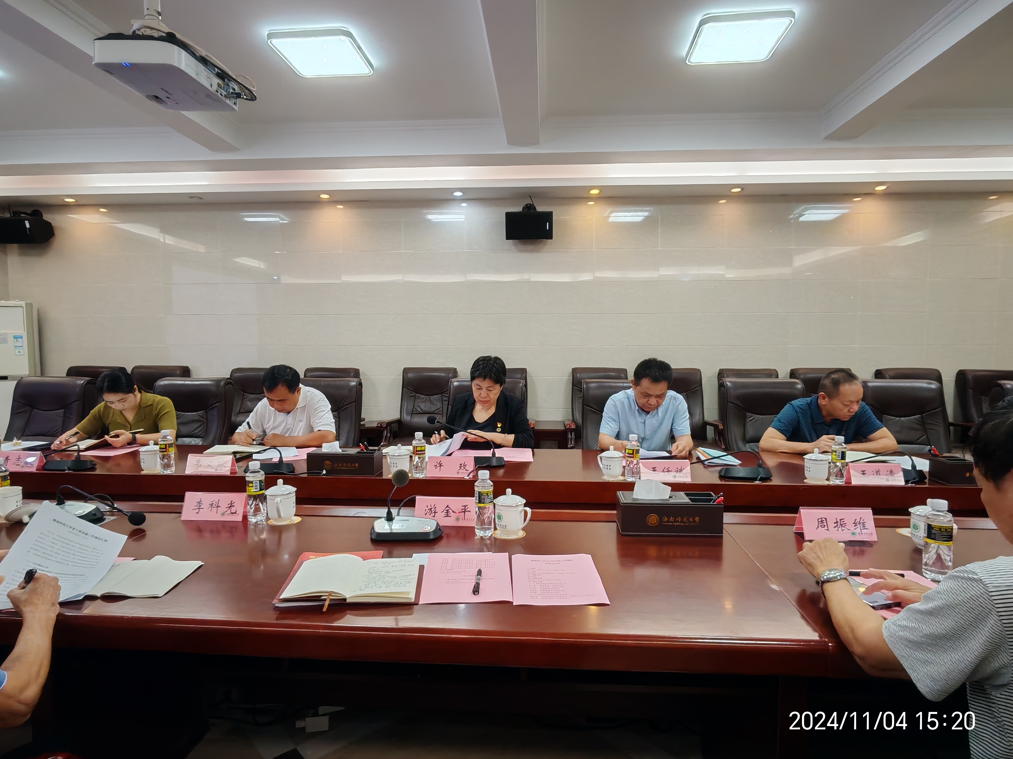 许玫到离退休工作办公室开展党建工作调研