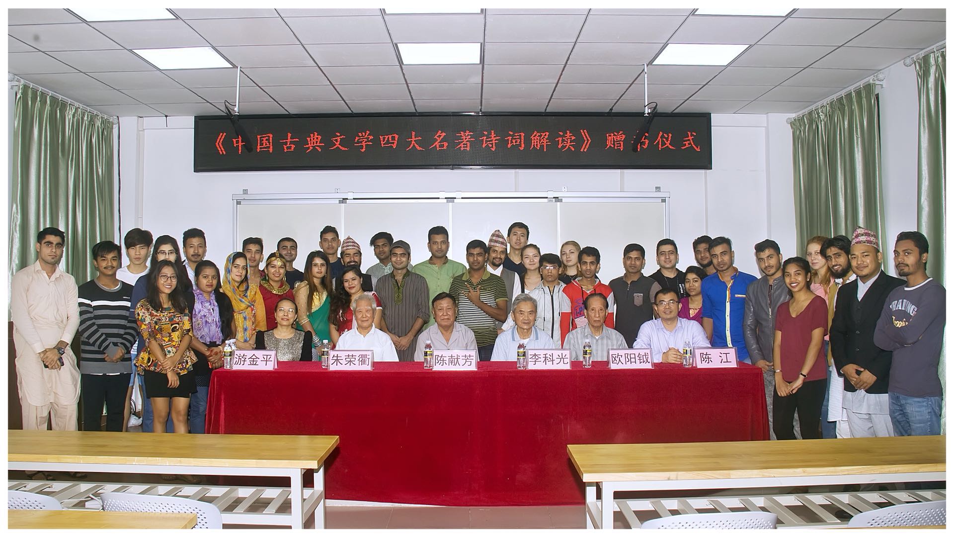校关工委向国际教育学院赠书