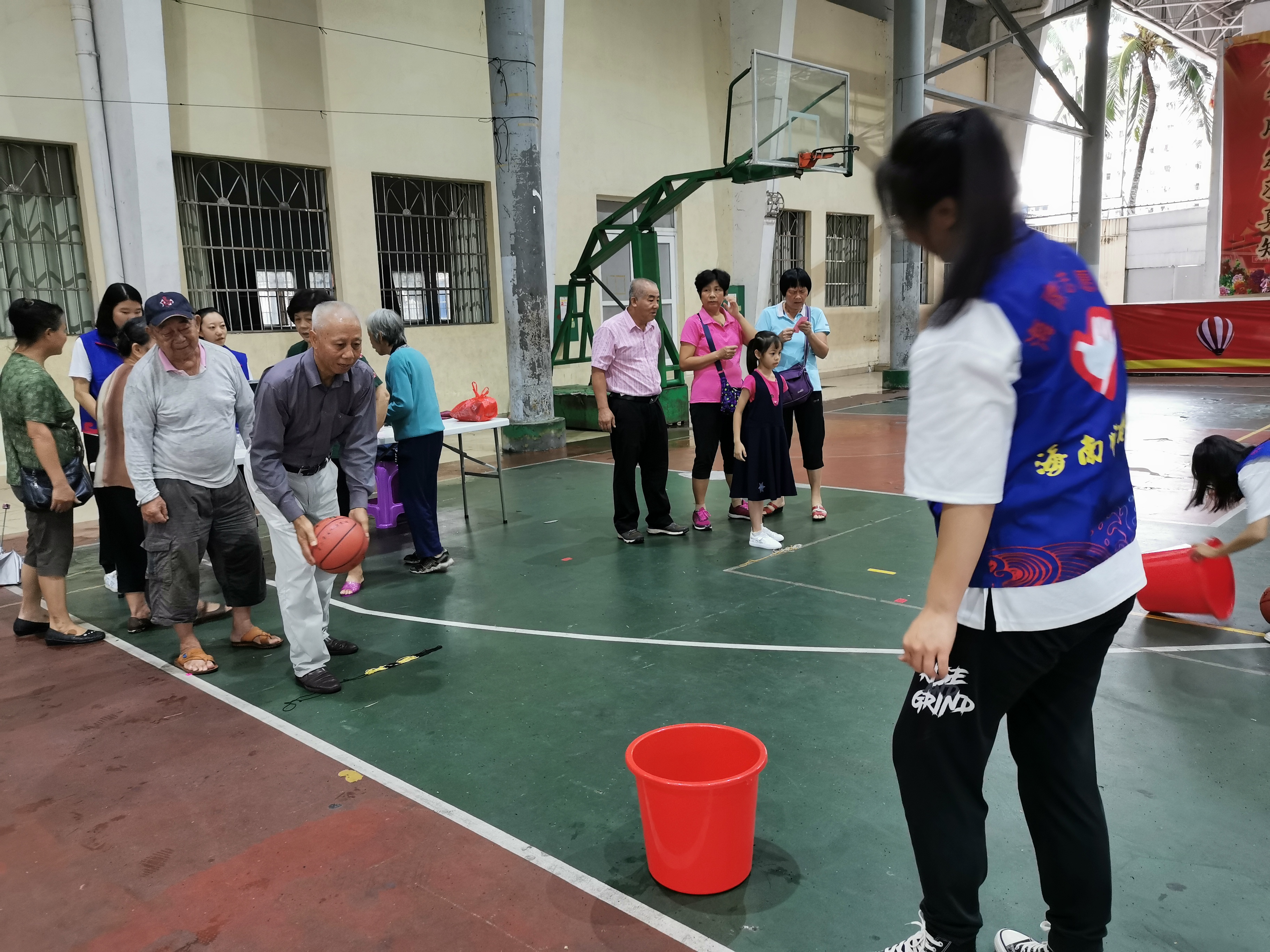 我校举办欢度国庆喜迎重阳离退休教职工趣味运动会