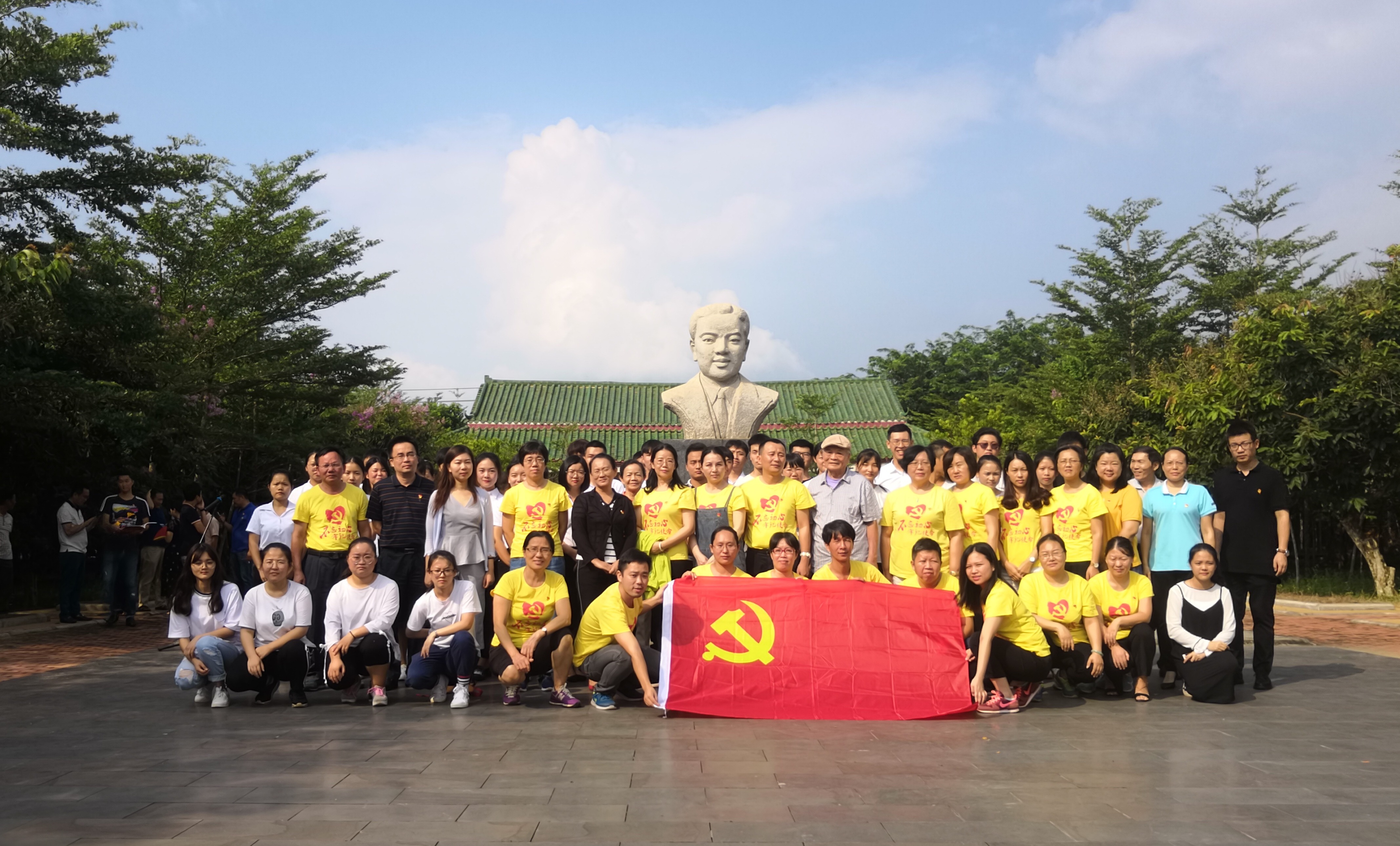 我校组织师生开展烈士纪念日活动