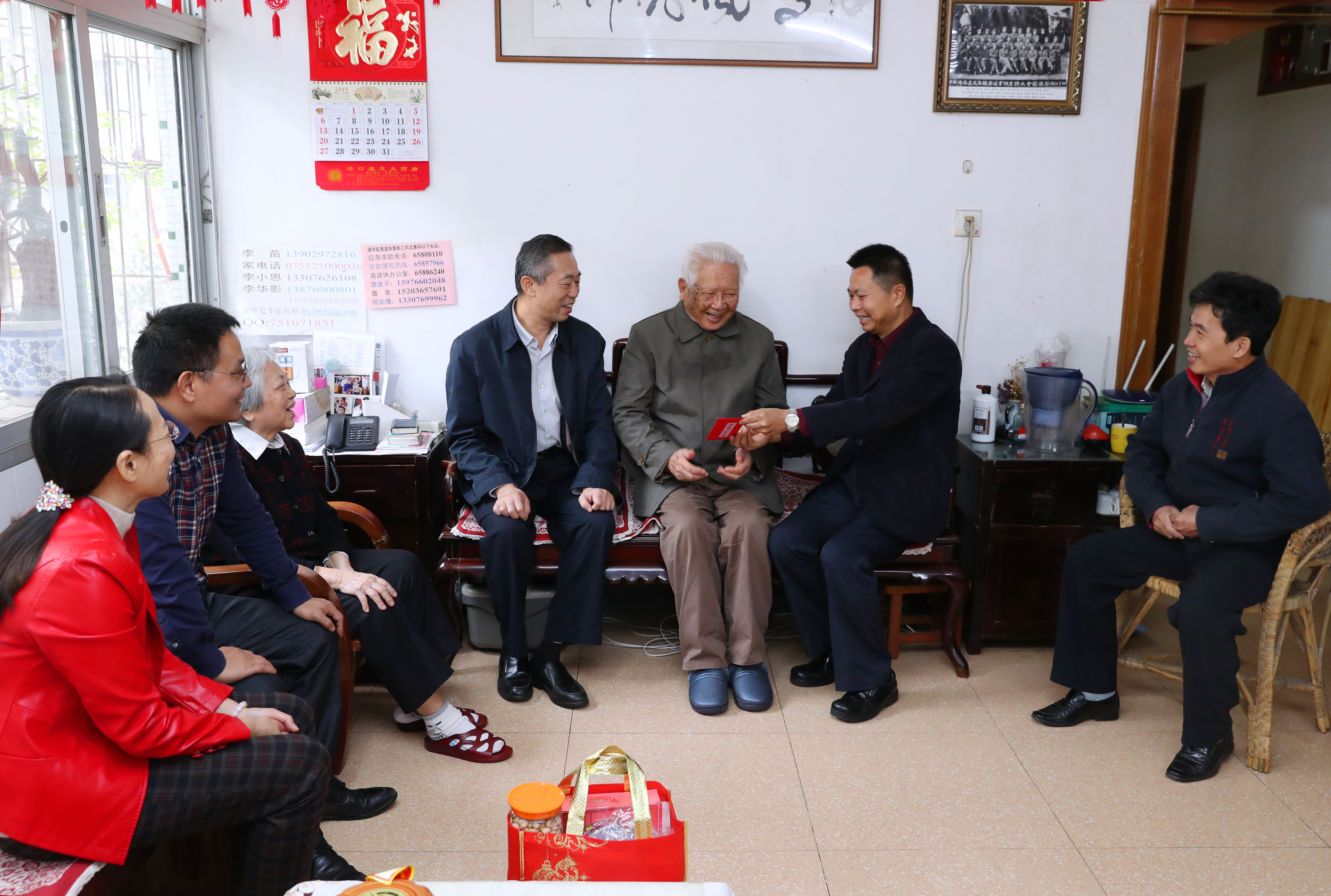 李文副局长慰问原省政协副主席王辉丰及我校原党委书记兼校长、离休干部李光邦