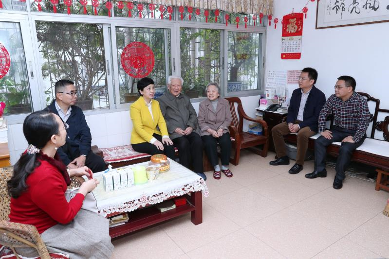 李红梅书记慰问我校原党委书记兼校长、离休干部李光邦及原省政协副主席王辉丰