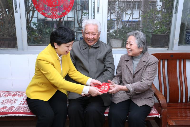 李红梅书记慰问我校原党委书记兼校长、离休干部李光邦及原省政协副主席王辉丰