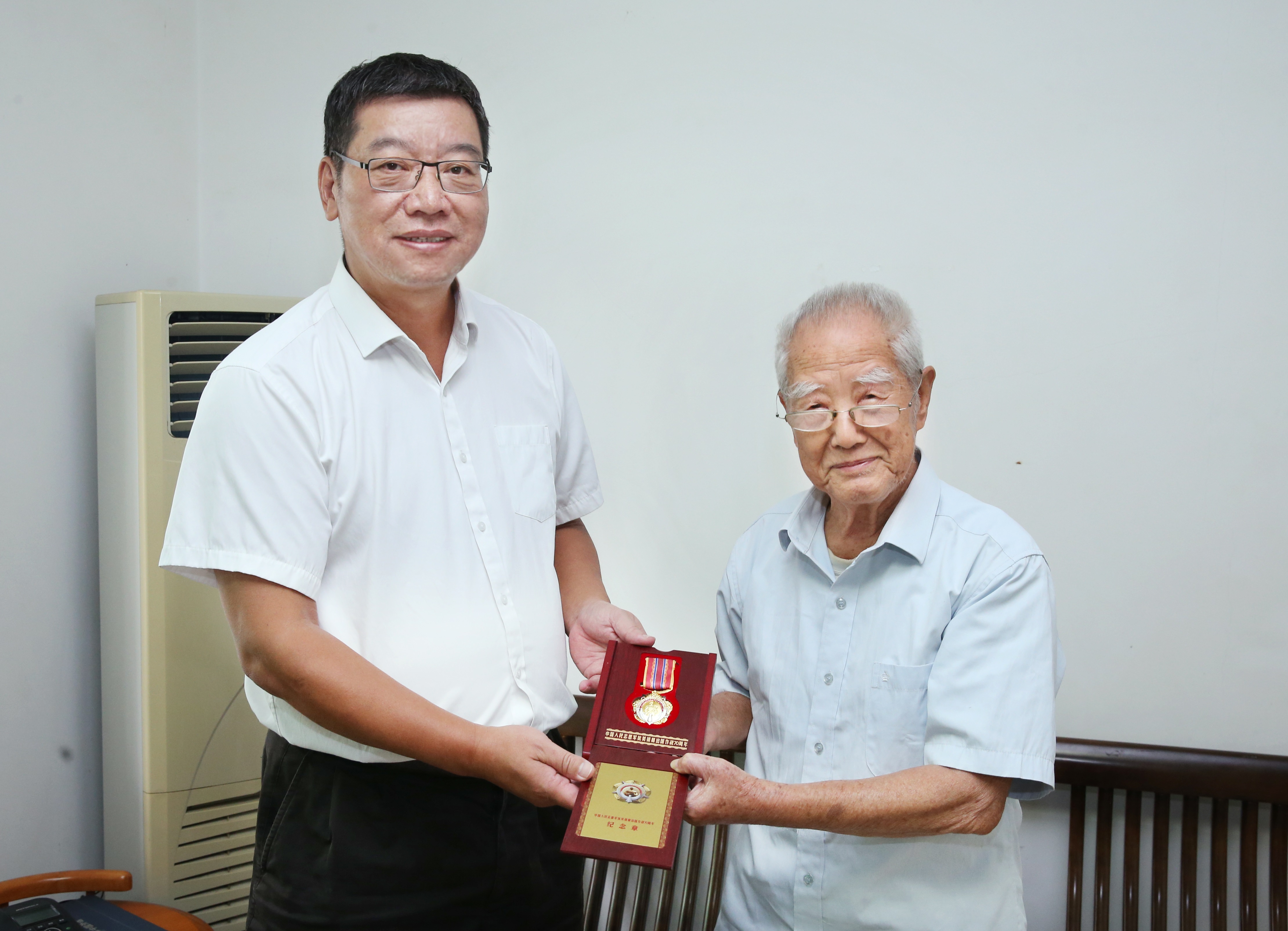 退休干部朱荣衢获颁“中国人民志愿军抗美援朝出国作战70周年”纪念章