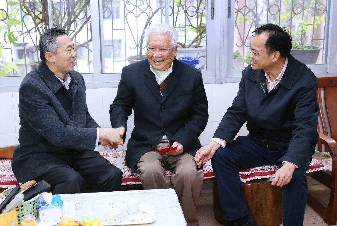省委老干部局副局长符铁虎慰问我校原党委书记兼校长、离休干部李光邦同志