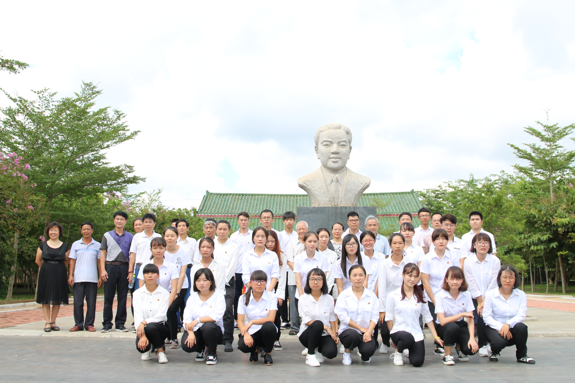 我校组织师生参加烈士纪念日活动